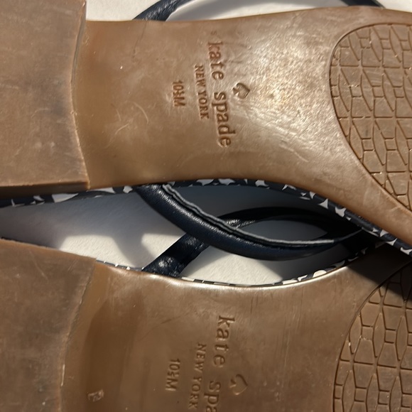 Women’s 10.5 Kate Spade, navy/white, sandals w charm - Picture 6 of 8
